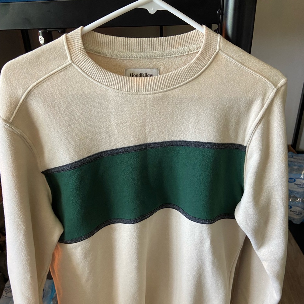 Good fellow men’s swetaer,beige color. Size small.